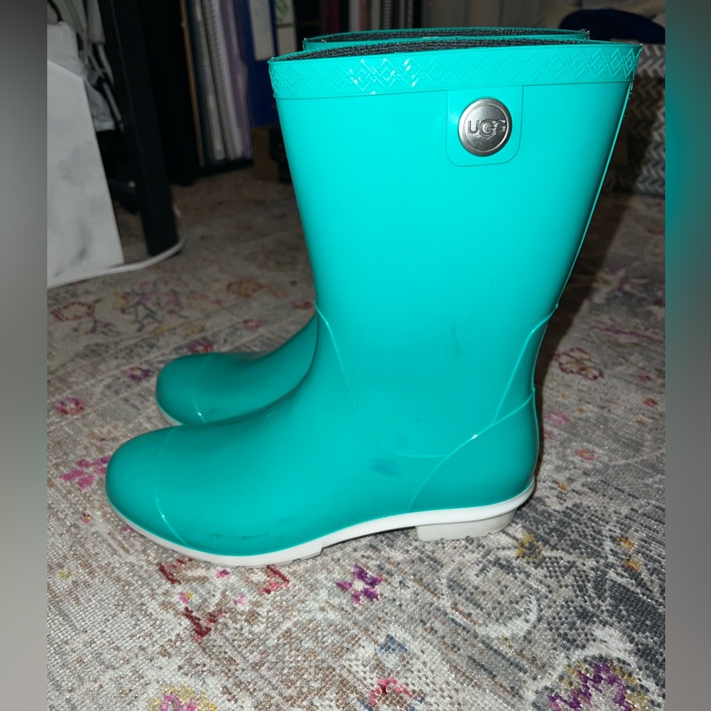 Women's size 8 Ugg water boots